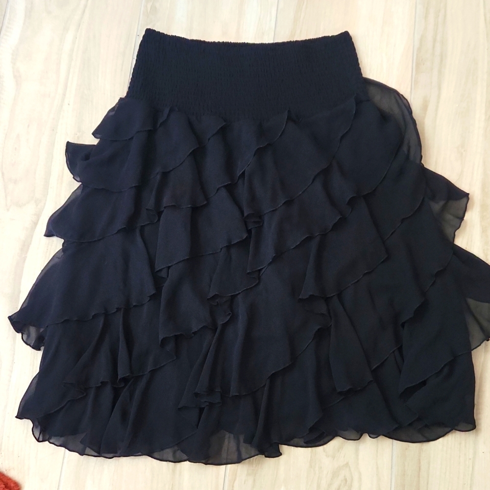 Black ruffle skirt. Sz. L
